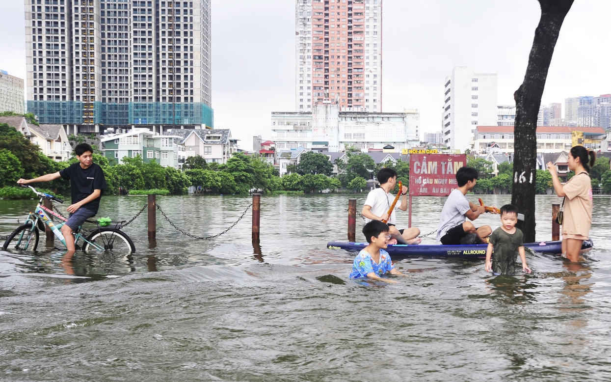 Hà Nội: Đường trong đô thị Văn Quán trở thành sông, nhiều bạn trẻ tranh thủ chụp ảnh, bơi thuyền- Ảnh 1.