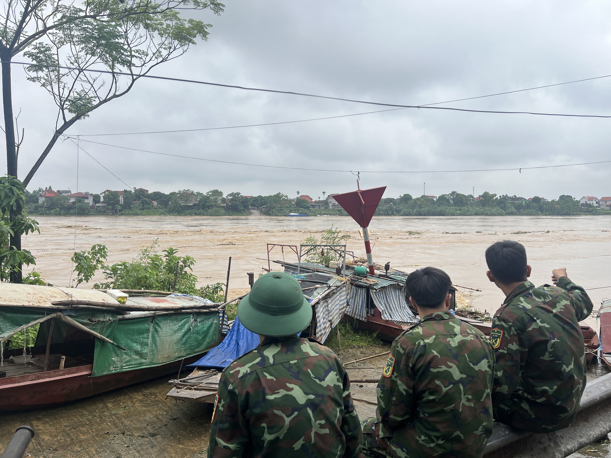 Vụ sập cầu Phong Châu: Cận cảnh hàng trăm quân nhân, phương tiện chuẩn bị bắc cầu phao qua sông Hồng- Ảnh 7.