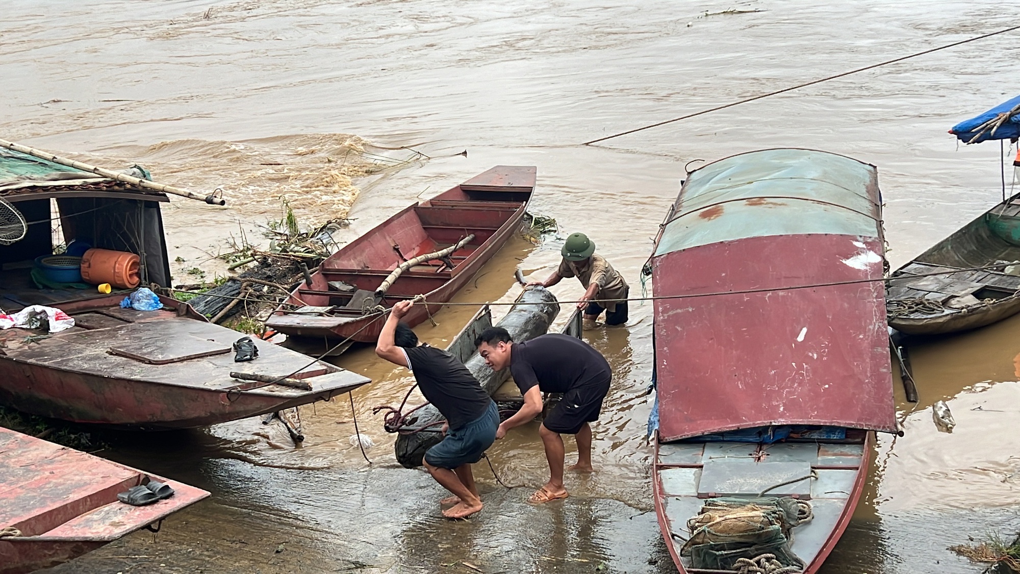 Vụ sập cầu Phong Châu: Cận cảnh hàng trăm quân nhân, phương tiện chuẩn bị bắc cầu phao qua sông Hồng- Ảnh 9.