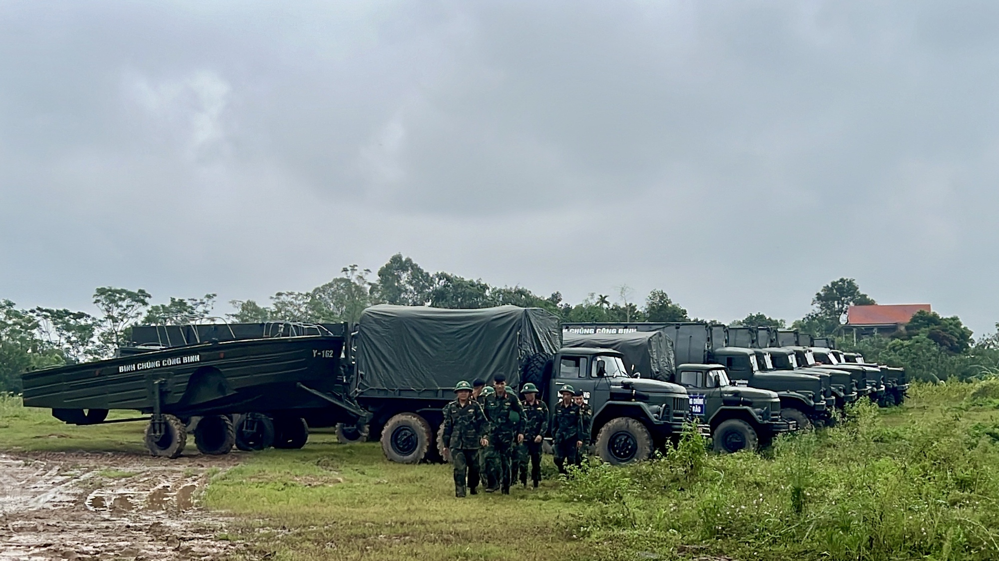 Vụ sập cầu Phong Châu: Cận cảnh hàng trăm quân nhân, phương tiện chuẩn bị bắc cầu phao qua sông Hồng- Ảnh 3.