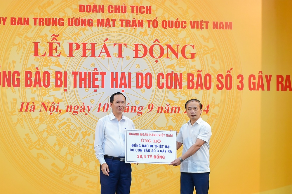 Các ngân hàng ủng hộ hàng chục tỷ đồng cho đồng bào vùng bão lũ- Ảnh 1.