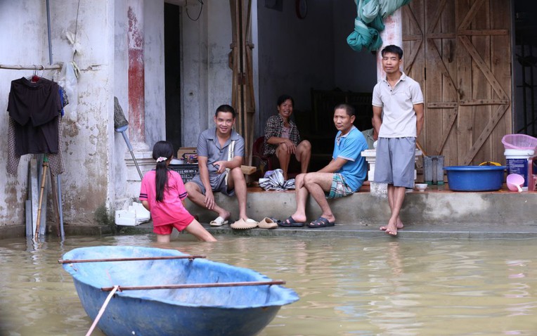 "Rốn lũ" Chương Mỹ chạy ngập: Người dân dùng thuyền đi lại, hết lần ngập này lại đến đợt lụt khác nối nhau- Ảnh 1.