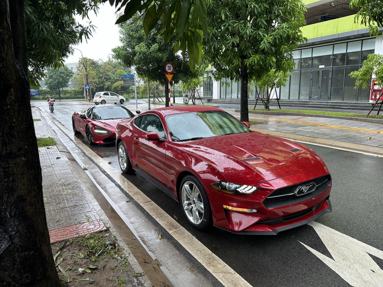 Loạt xe sang, siêu xe tại Hà Nội đi ‘chạy lụt’: Rolls-Royce, Porsche, McLaren… được đưa thang máy lên tầng cao- Ảnh 2.