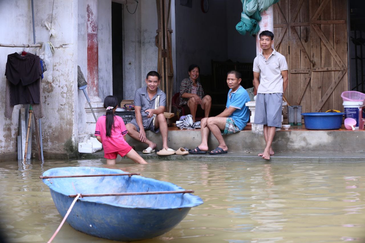 "Rốn lũ" Chương Mỹ chạy ngập: Người dân dùng thuyền đi lại, hết lần ngập này lại đến đợt lụt khác nối nhau- Ảnh 10.