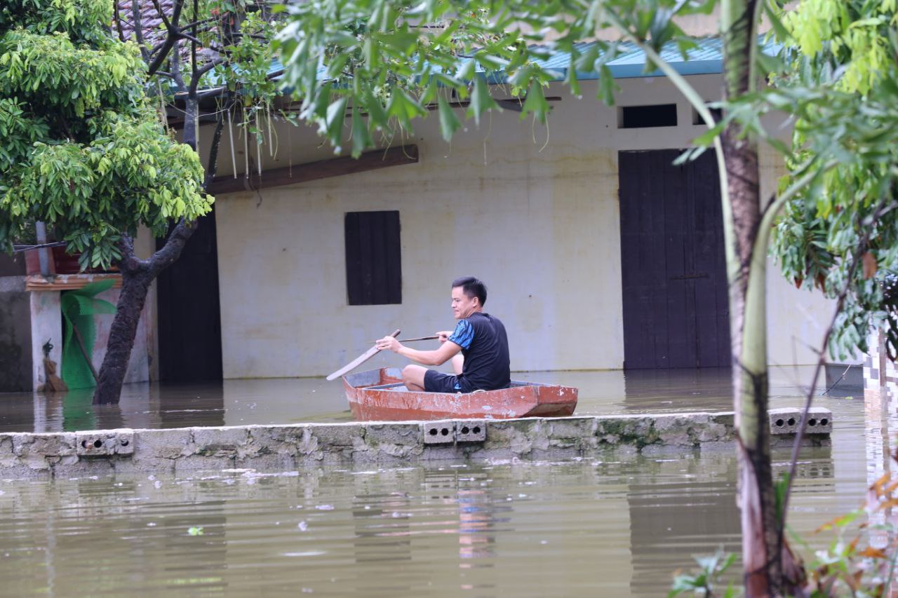 "Rốn lũ" Chương Mỹ chạy ngập: Người dân dùng thuyền đi lại, hết lần ngập này lại đến đợt lụt khác nối nhau- Ảnh 11.