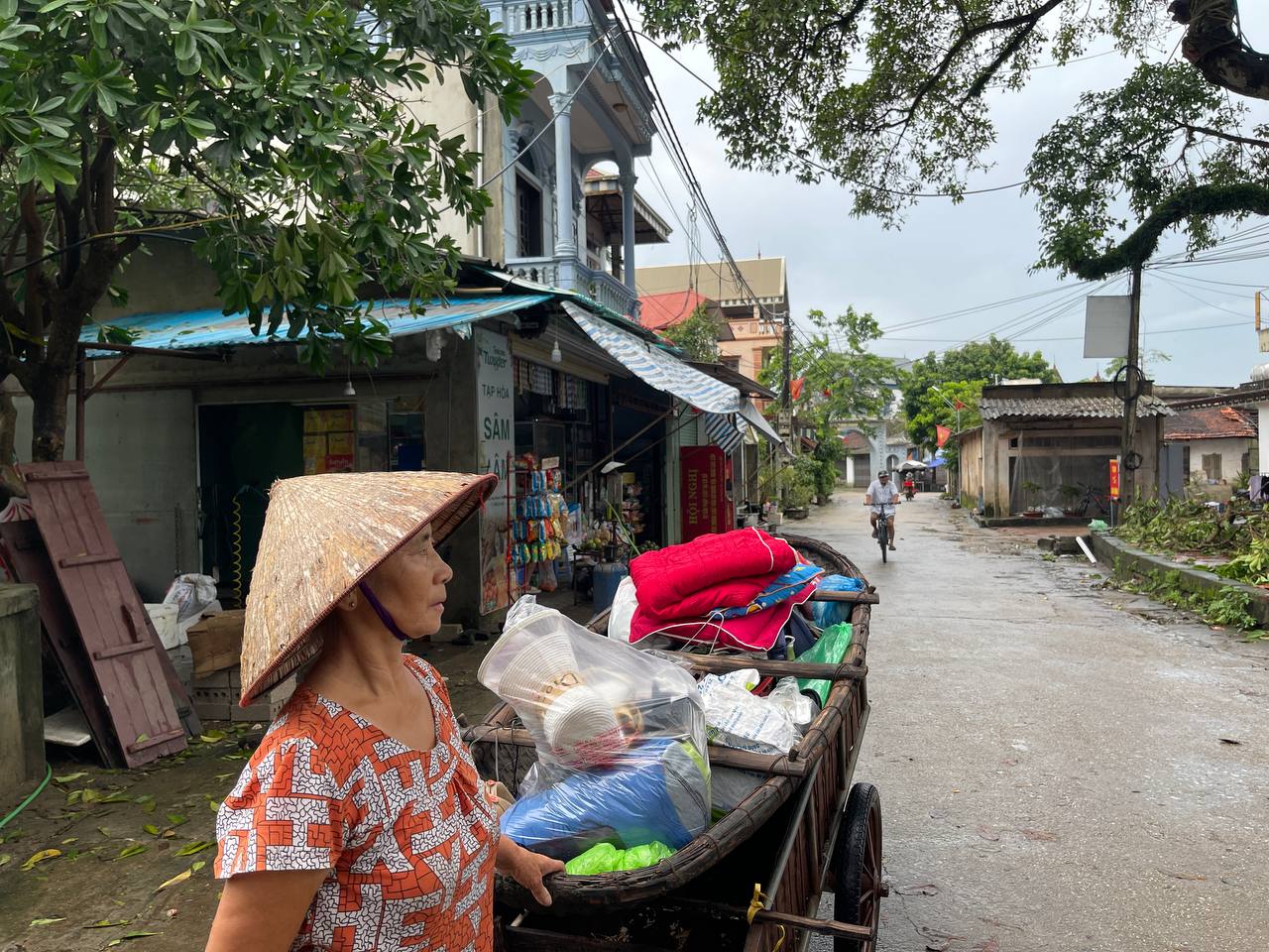 "Rốn lũ" Chương Mỹ chạy ngập: Người dân dùng thuyền đi lại, hết lần ngập này lại đến đợt lụt khác nối nhau- Ảnh 17.