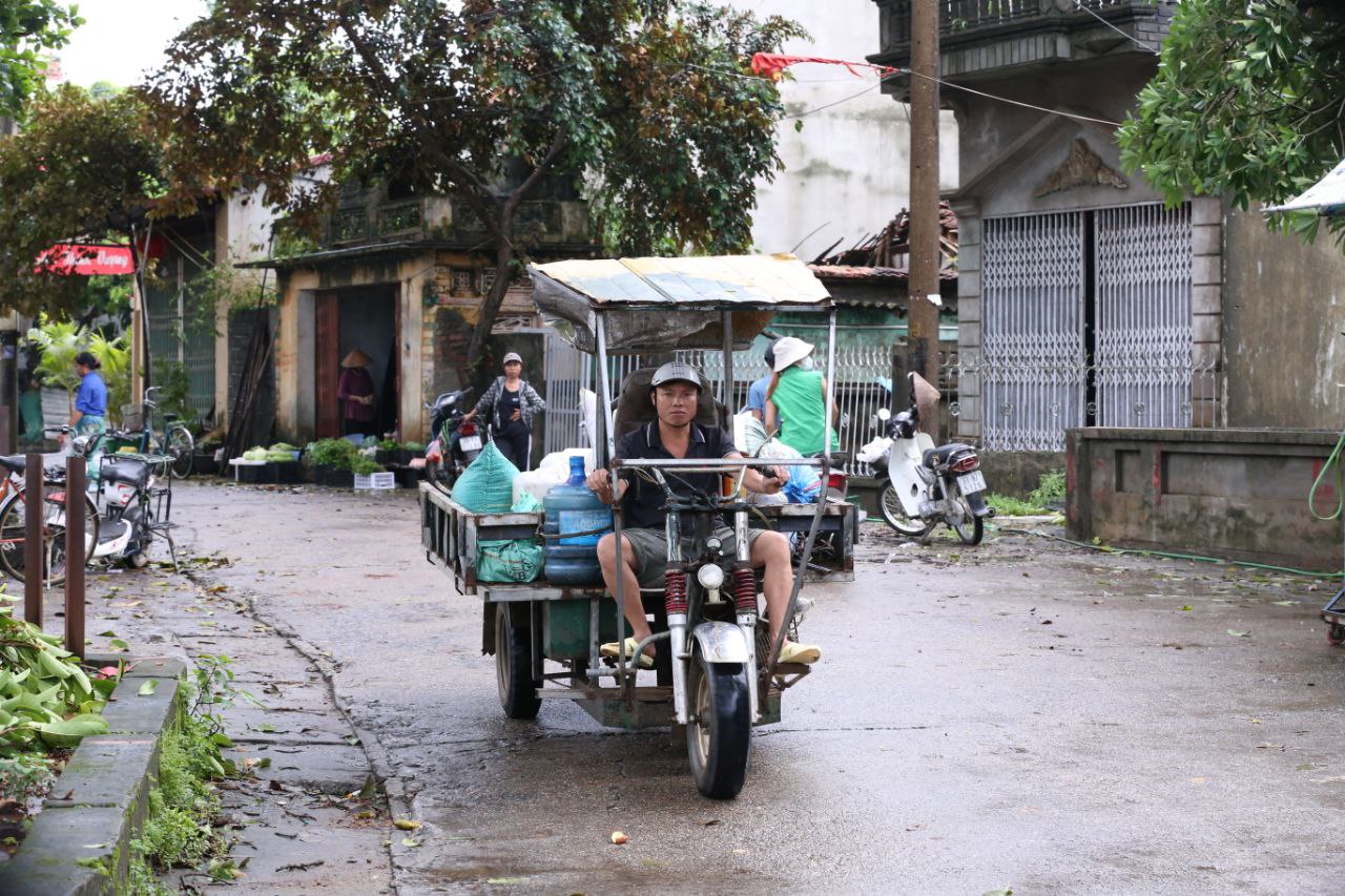 "Rốn lũ" Chương Mỹ chạy ngập: Người dân dùng thuyền đi lại, hết lần ngập này lại đến đợt lụt khác nối nhau- Ảnh 18.