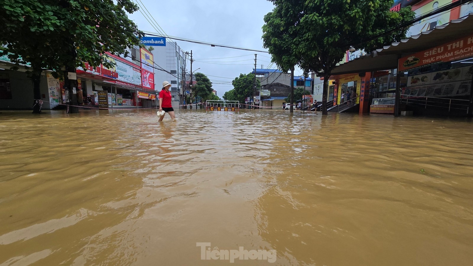 Thái Nguyên: Nước lũ ở sông Cầu rút, lực lượng chức năng tiếp tục cứu người- Ảnh 2.