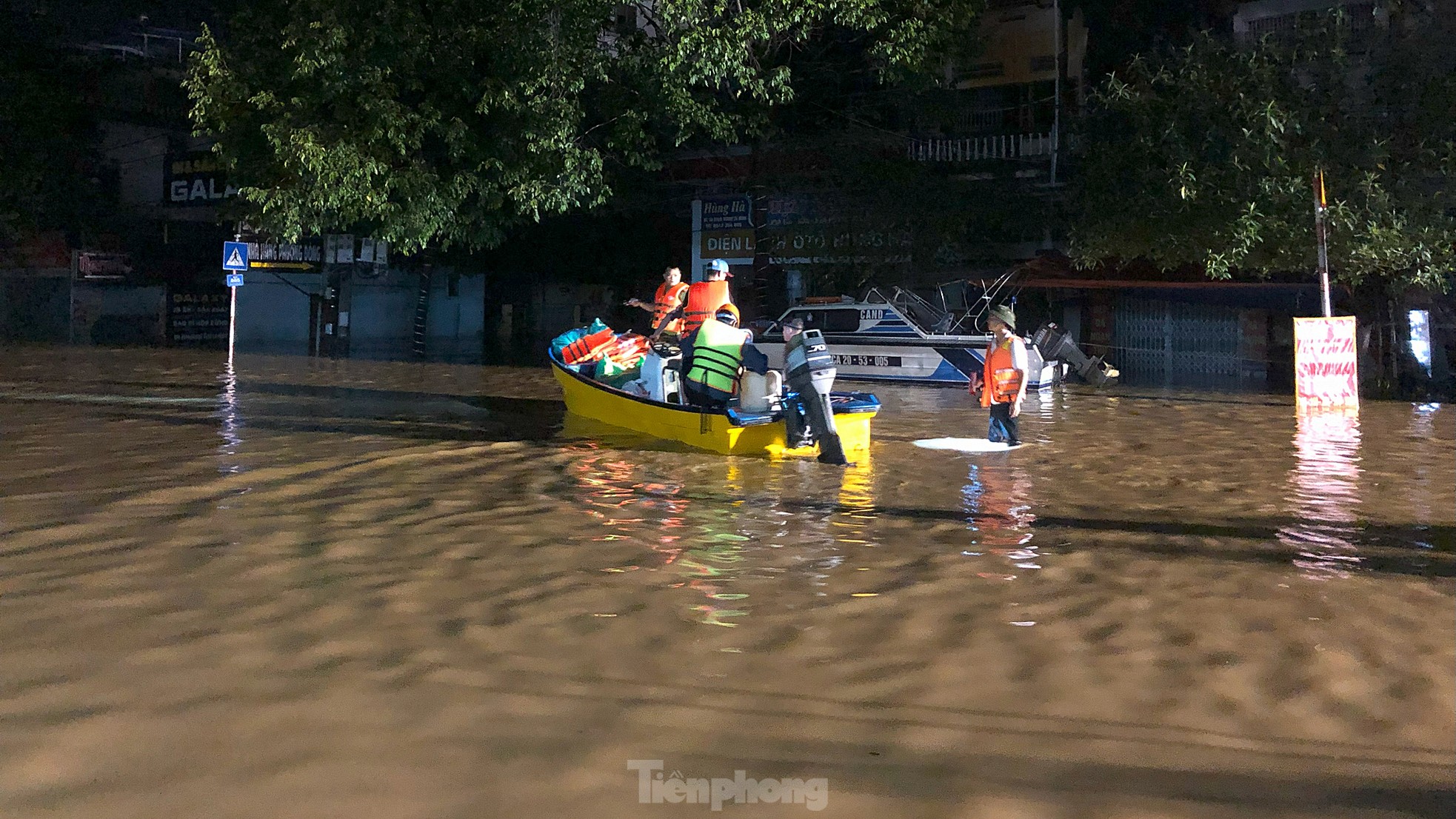 Xuyên đêm cứu hộ người dân ở vùng lũ lụt Thái Nguyên- Ảnh 4.