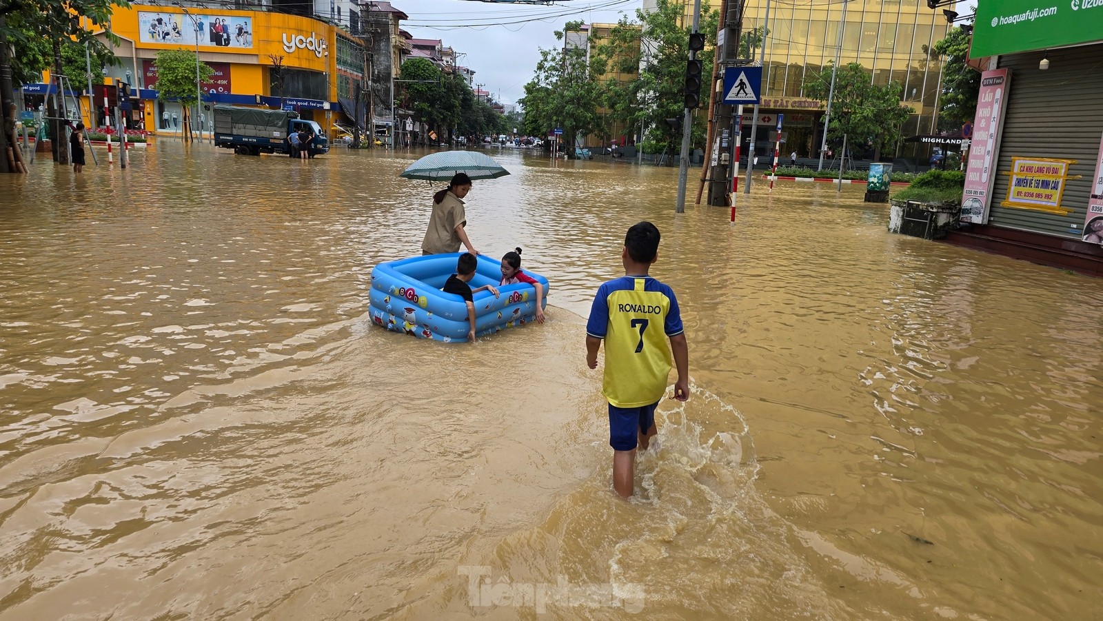 Thái Nguyên: Nước lũ ở sông Cầu rút, lực lượng chức năng tiếp tục cứu người- Ảnh 5.