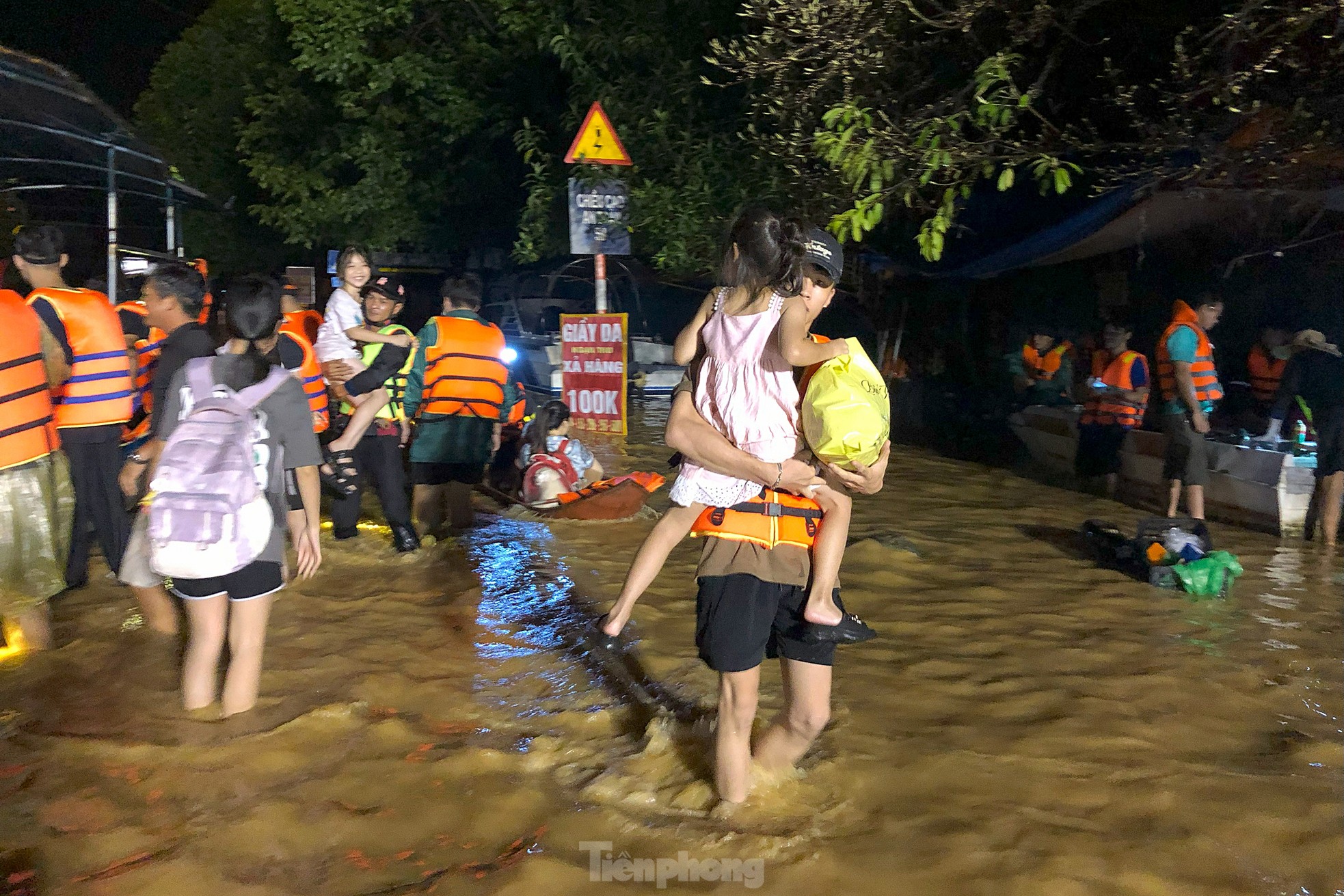 Xuyên đêm cứu hộ người dân ở vùng lũ lụt Thái Nguyên- Ảnh 16.