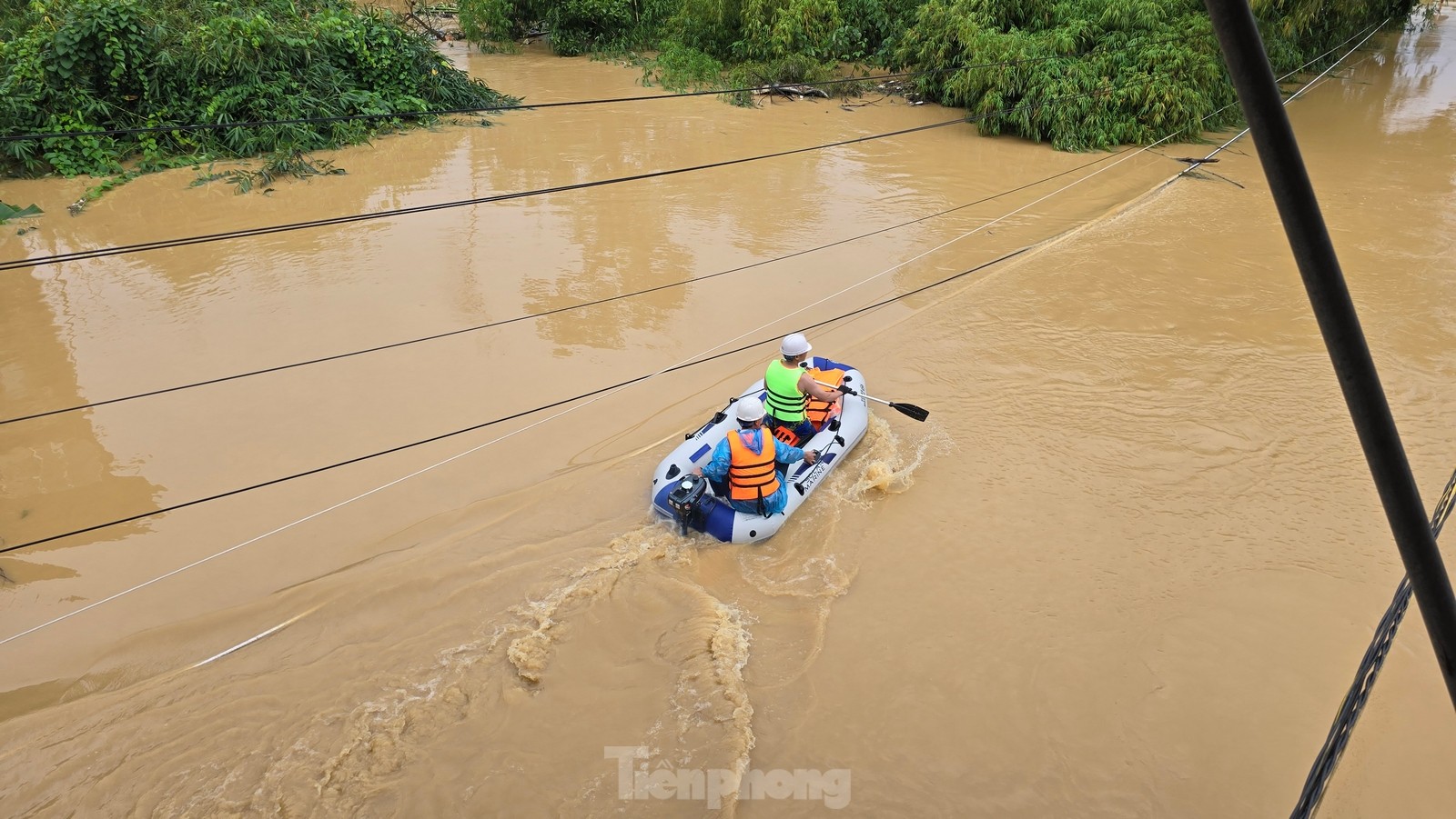 Thái Nguyên: Nước lũ ở sông Cầu rút, lực lượng chức năng tiếp tục cứu người- Ảnh 7.