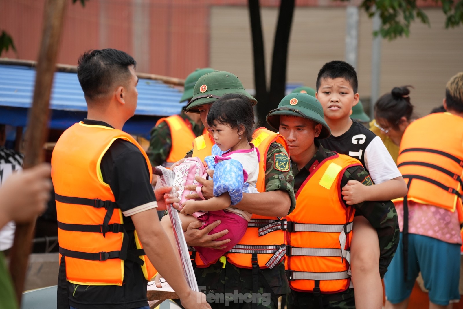 Thái Nguyên: Nước lũ ở sông Cầu rút, lực lượng chức năng tiếp tục cứu người- Ảnh 15.