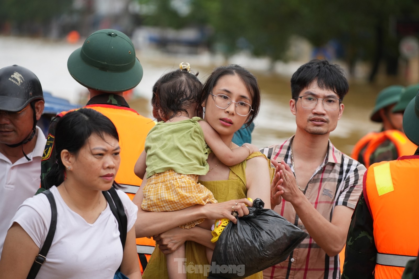 Thái Nguyên: Nước lũ ở sông Cầu rút, lực lượng chức năng tiếp tục cứu người- Ảnh 17.