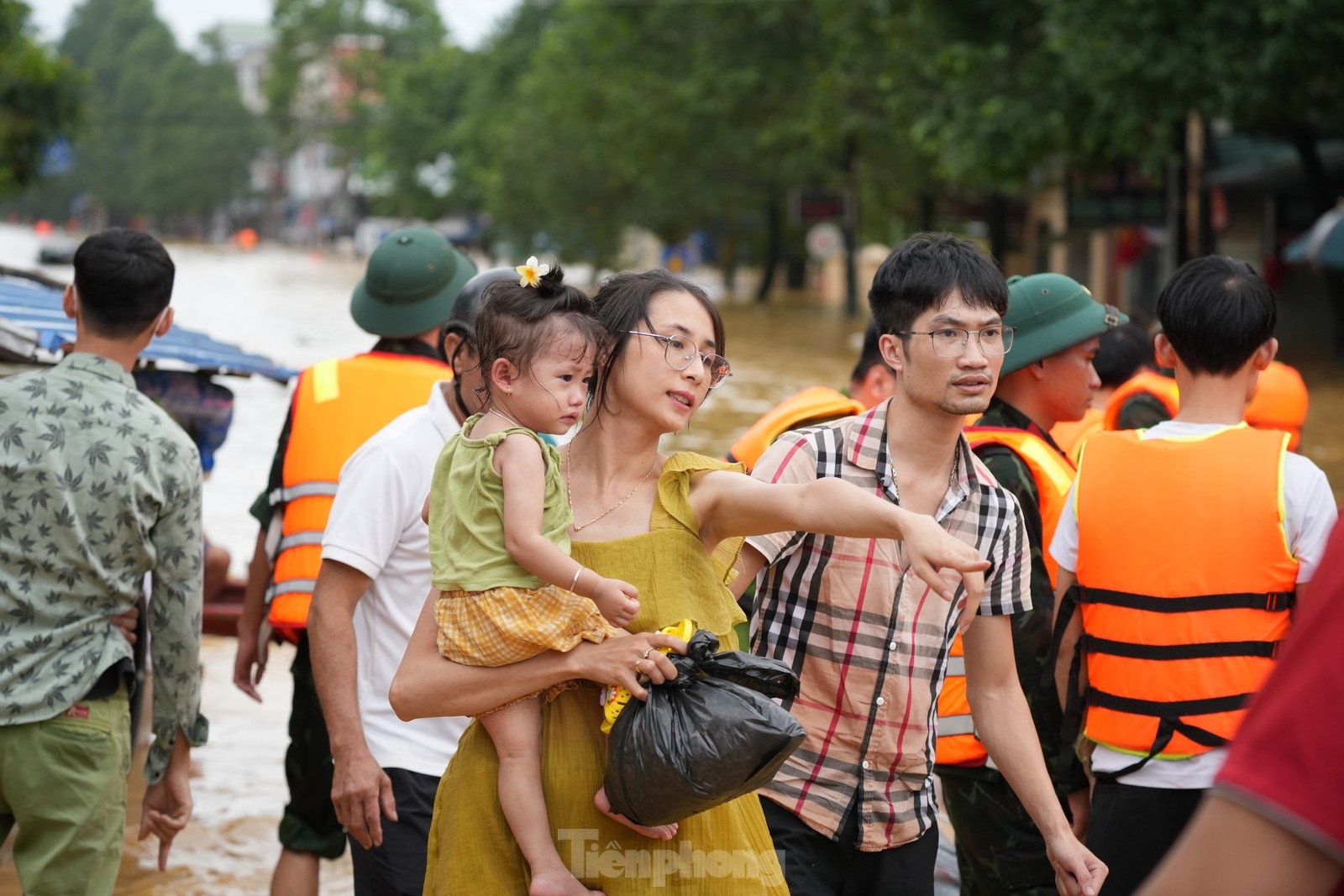 Thái Nguyên: Nước lũ ở sông Cầu rút, lực lượng chức năng tiếp tục cứu người- Ảnh 18.