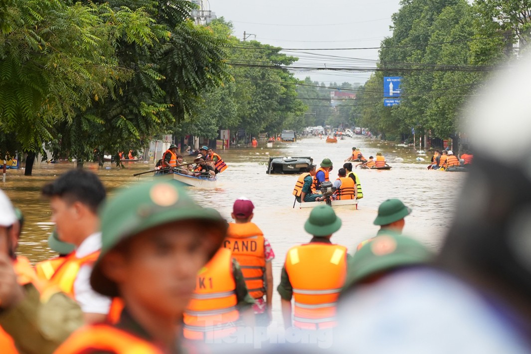 Thái Nguyên: Nước lũ ở sông Cầu rút, lực lượng chức năng tiếp tục cứu người- Ảnh 14.