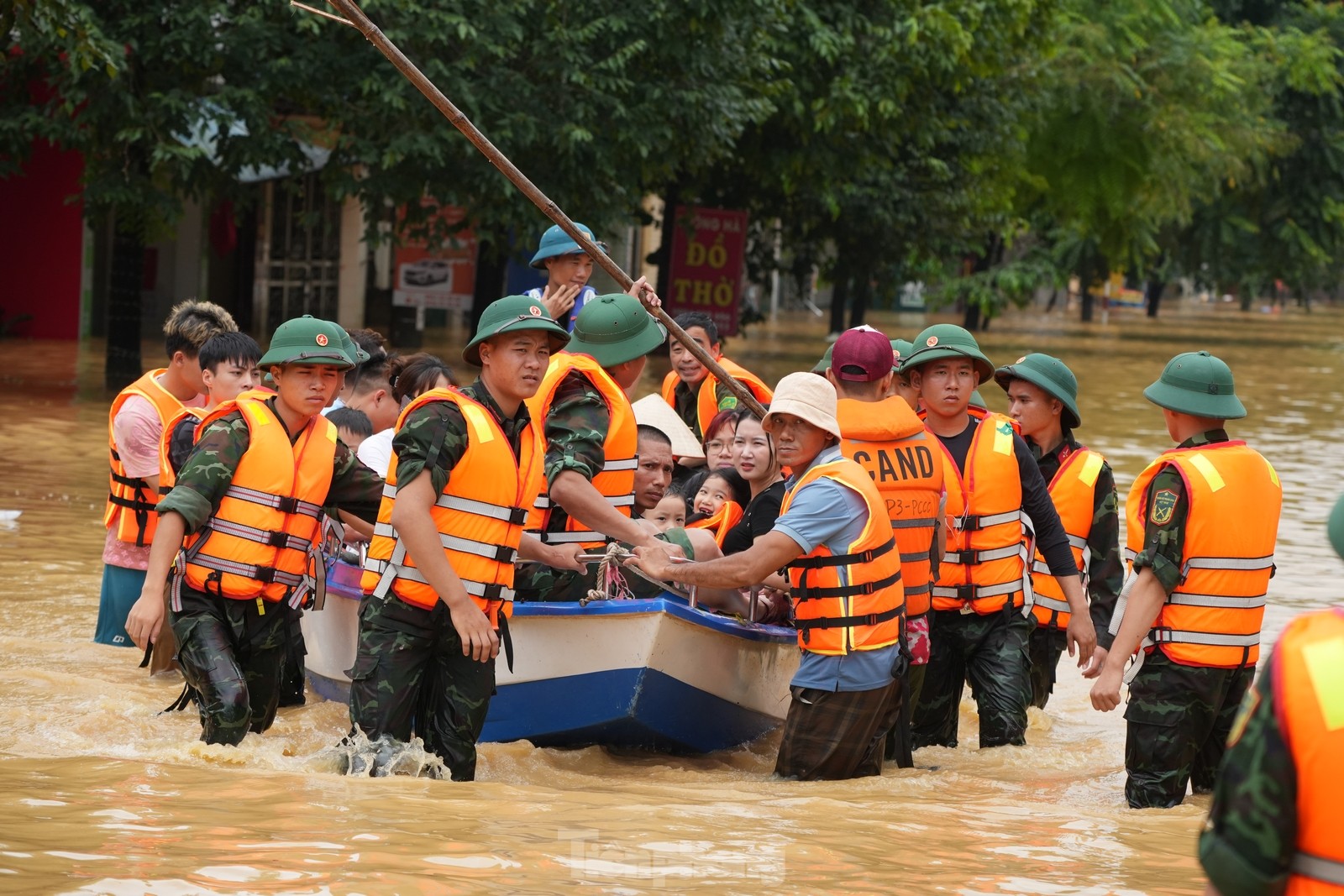 Thái Nguyên: Nước lũ ở sông Cầu rút, lực lượng chức năng tiếp tục cứu người- Ảnh 16.