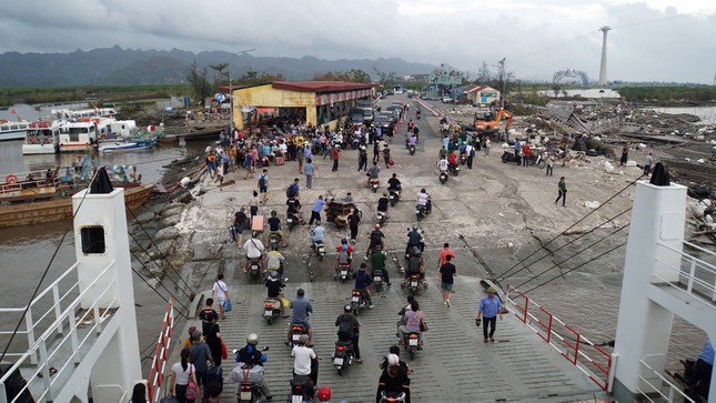 Chạy xe máy 10km để 'vớt' sóng điện thoại trên đảo Cát Bà- Ảnh 1.