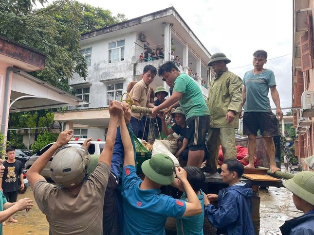 Tang thương hình ảnh một thôn làng hơn 100 nhân khẩu ở Lào Cai bị lũ quét vùi lấp toàn bộ, hàng chục thi thể được tìm thấy- Ảnh 2.