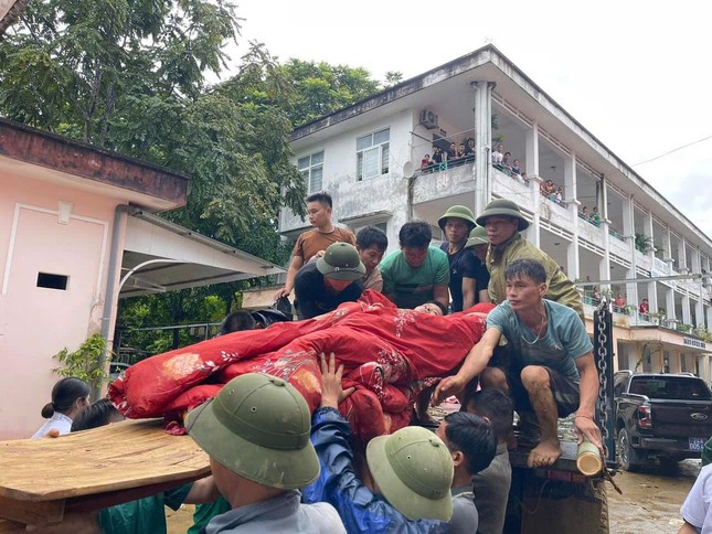 Tang thương hình ảnh một thôn làng hơn 100 nhân khẩu ở Lào Cai bị lũ quét vùi lấp toàn bộ, hàng chục thi thể được tìm thấy- Ảnh 1.