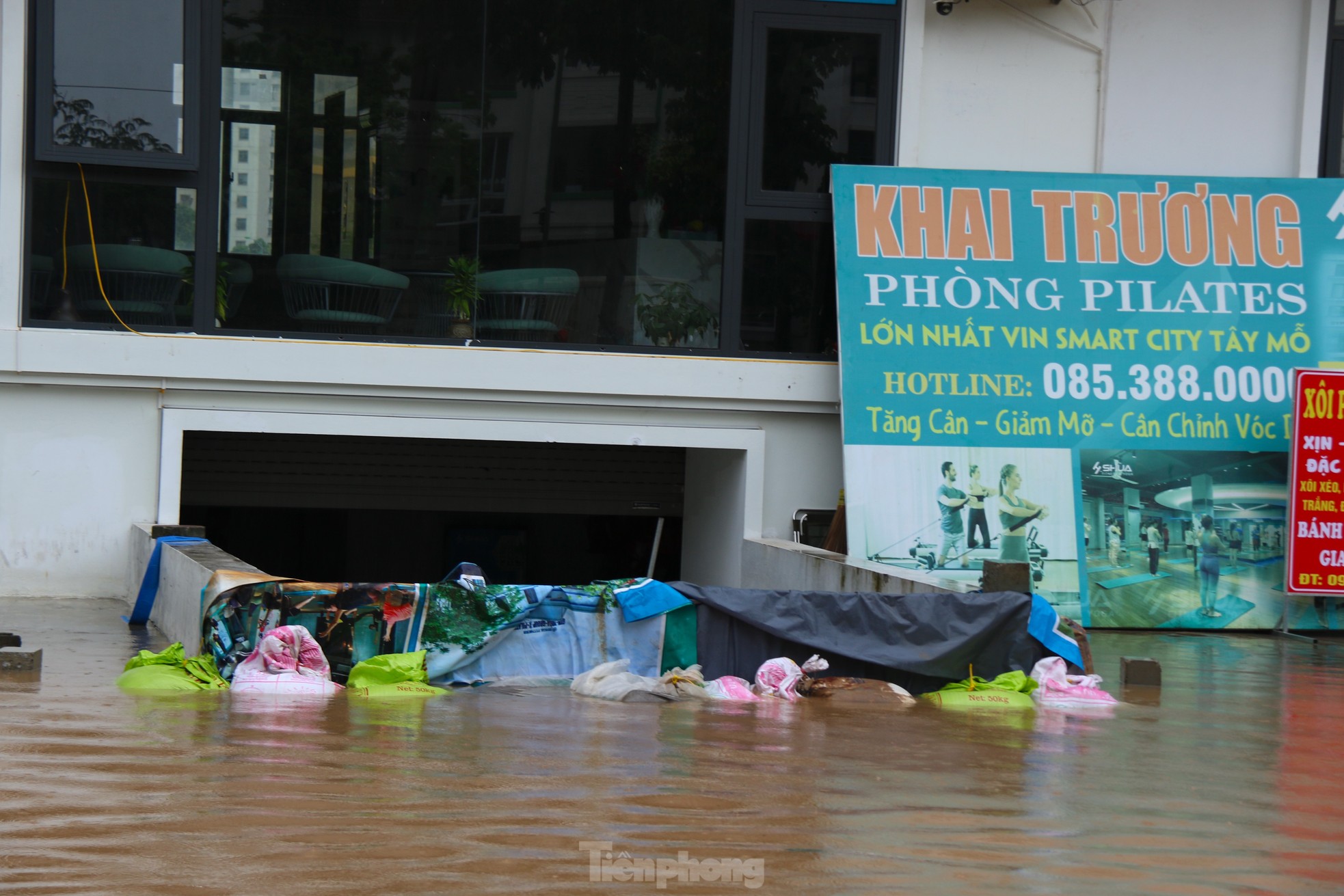 Đại lộ Thăng Long ngập sâu, nhiều tuyến đường vào nội đô ùn tắc- Ảnh 11.