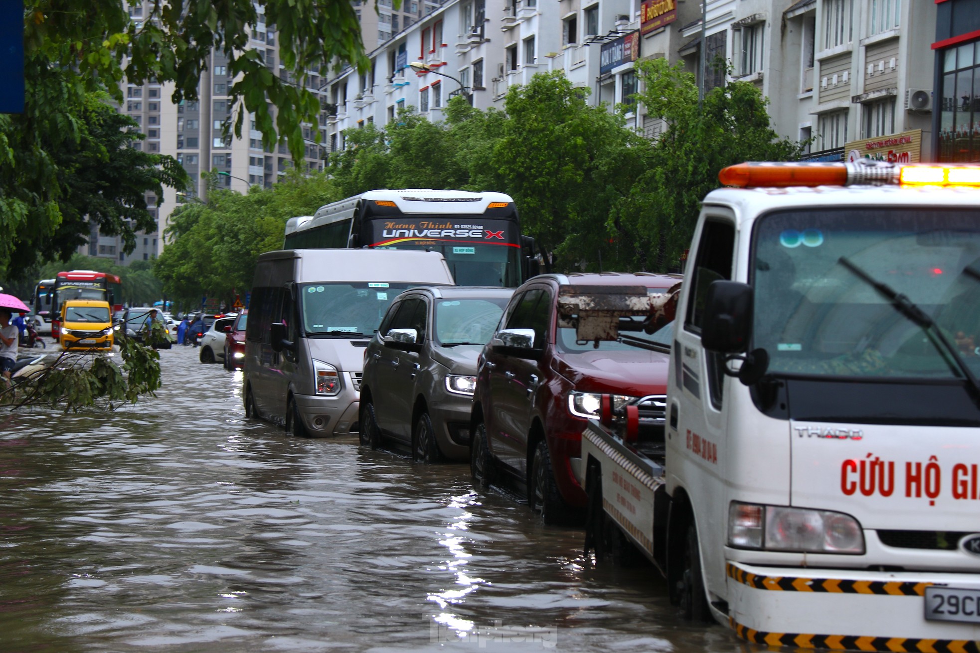 Đại lộ Thăng Long ngập sâu, nhiều tuyến đường vào nội đô ùn tắc- Ảnh 2.