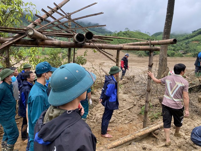 Tang thương hình ảnh một thôn làng hơn 100 nhân khẩu ở Lào Cai bị lũ quét vùi lấp toàn bộ, hàng chục thi thể được tìm thấy- Ảnh 10.