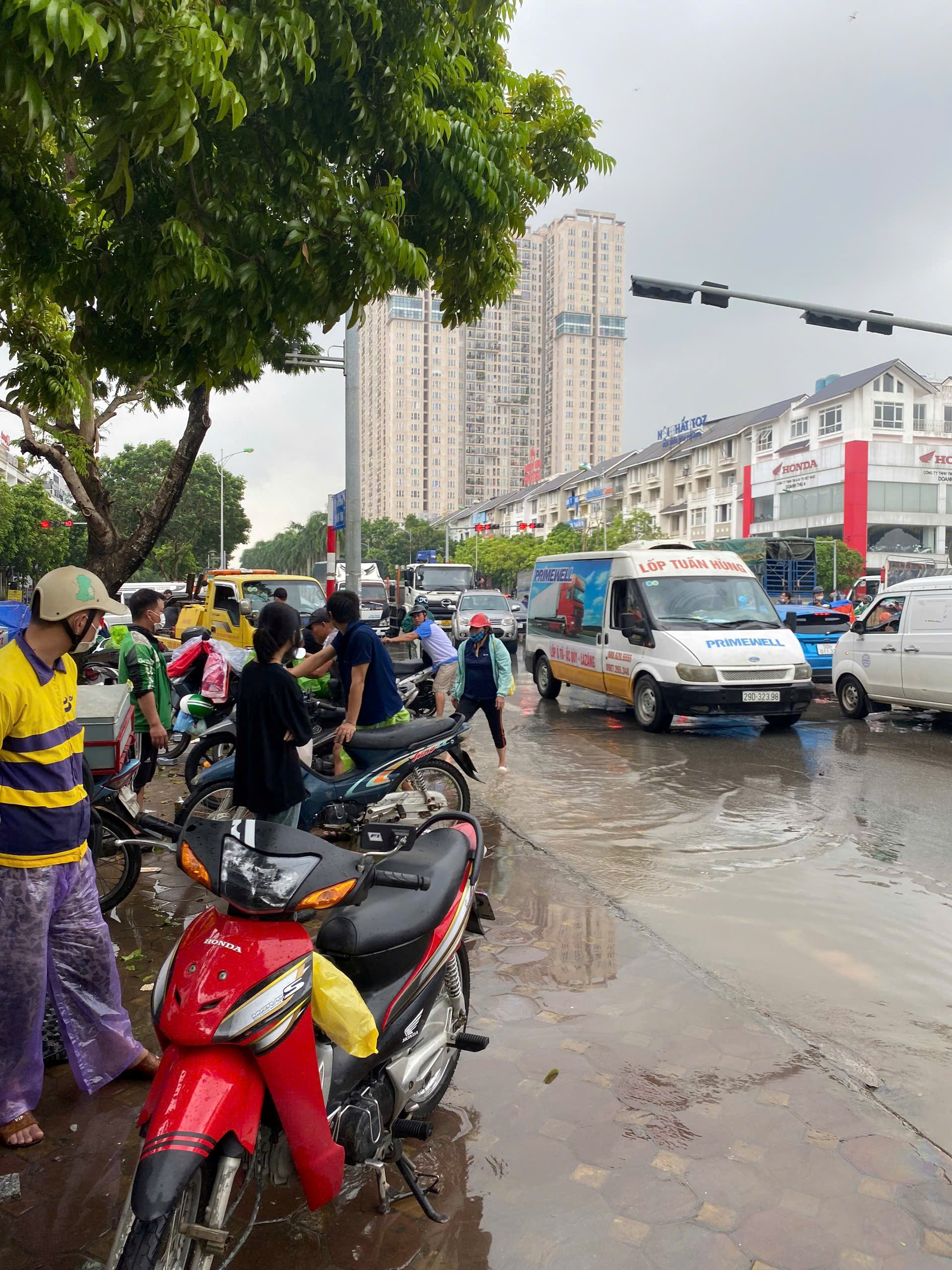 Làng biệt thự triệu đô mênh mông biển nước, cư dân đắp cát, kê bạt để nước không tràn vào hầm- Ảnh 3.