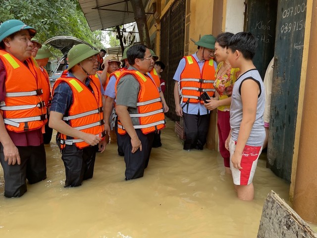 Thủ tướng Phạm Minh Chính trực tiếp vào khu dân cư thăm hỏi, động viên người dân tại xã Vân Hà, thị xã Việt Yên, tỉnh Bắc Giang đang bị cô lập.Ảnh: Nhật Bắc