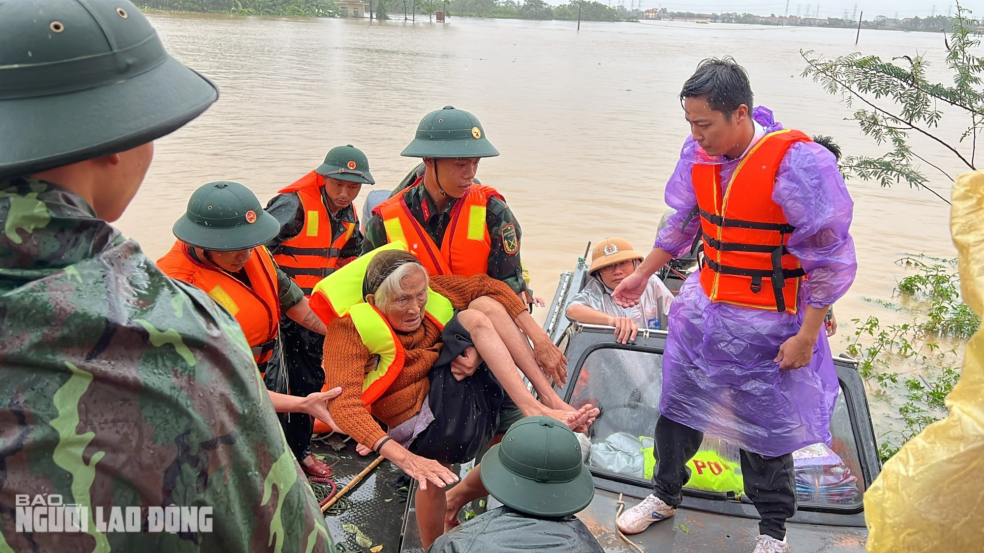 VIDEO: Xuồng máy tiếp cận, giải cứu nhiều người già, trẻ em ở vùng "tâm lũ" Thái Nguyên- Ảnh 2.