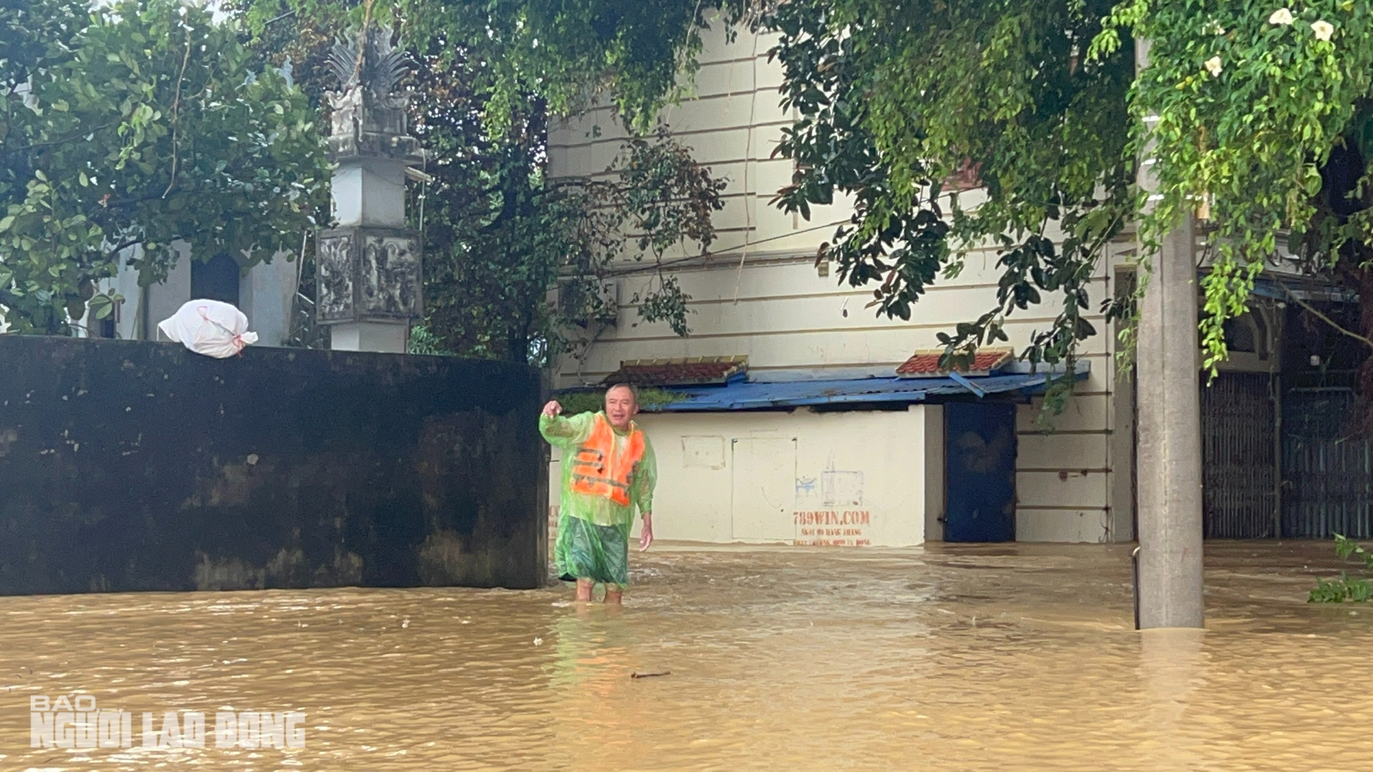 VIDEO: Xuồng máy tiếp cận, giải cứu nhiều người già, trẻ em ở vùng "tâm lũ" Thái Nguyên- Ảnh 4.