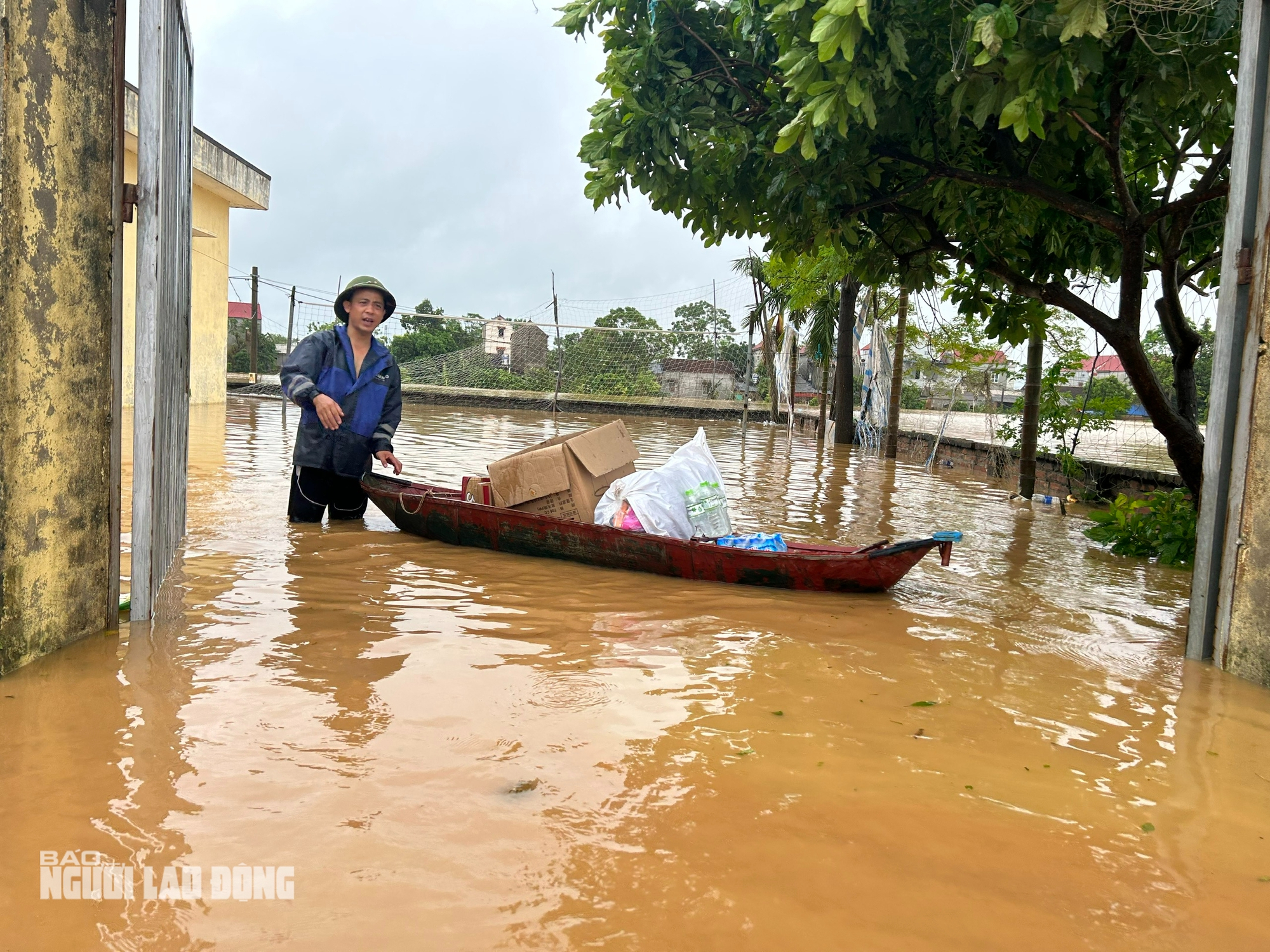 VIDEO: Xuồng máy tiếp cận, giải cứu nhiều người già, trẻ em ở vùng "tâm lũ" Thái Nguyên- Ảnh 6.