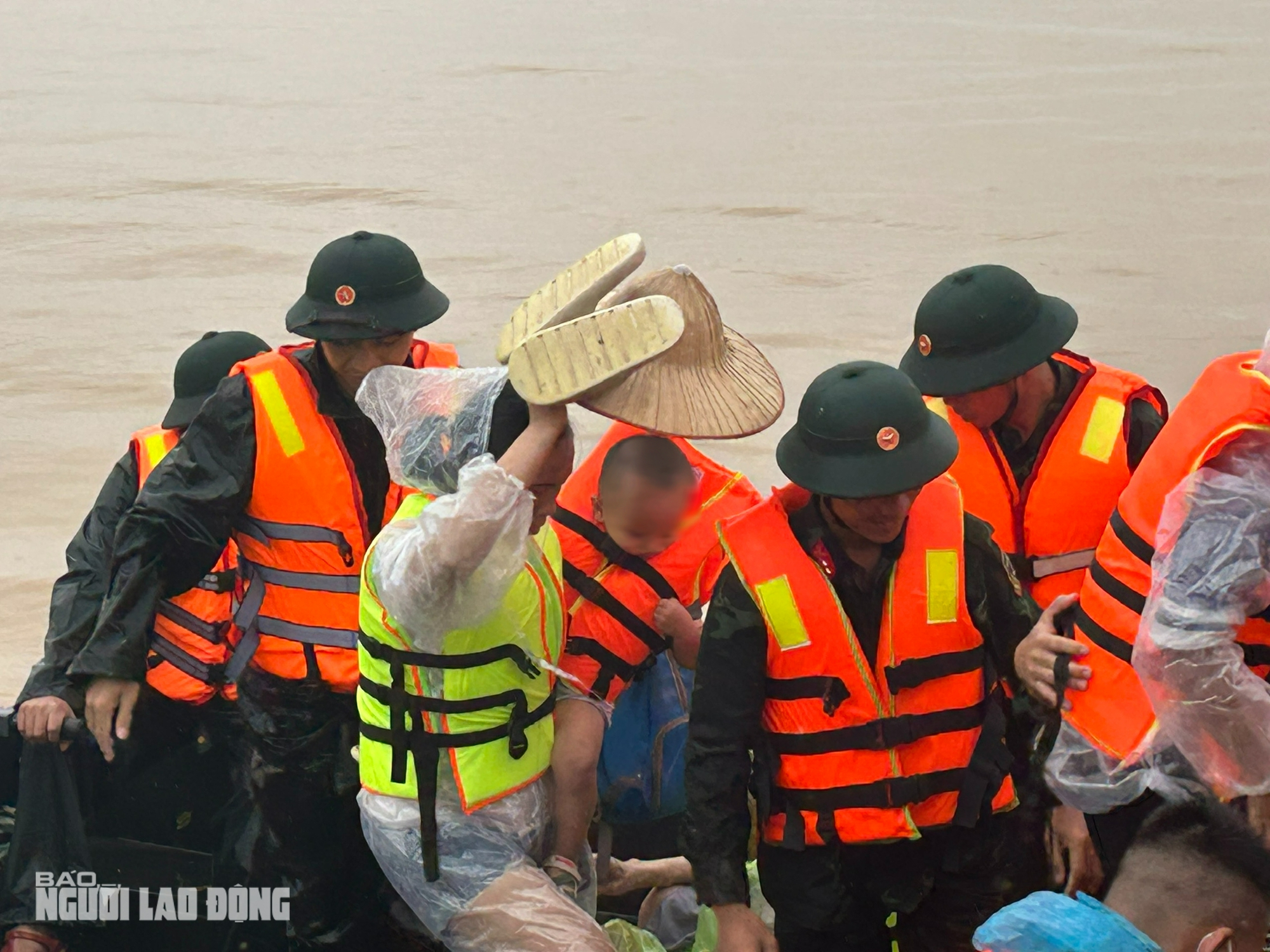 VIDEO: Xuồng máy tiếp cận, giải cứu nhiều người già, trẻ em ở vùng "tâm lũ" Thái Nguyên- Ảnh 10.