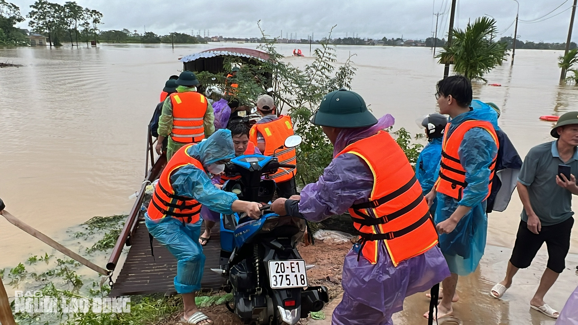 VIDEO: Xuồng máy tiếp cận, giải cứu nhiều người già, trẻ em ở vùng "tâm lũ" Thái Nguyên- Ảnh 11.