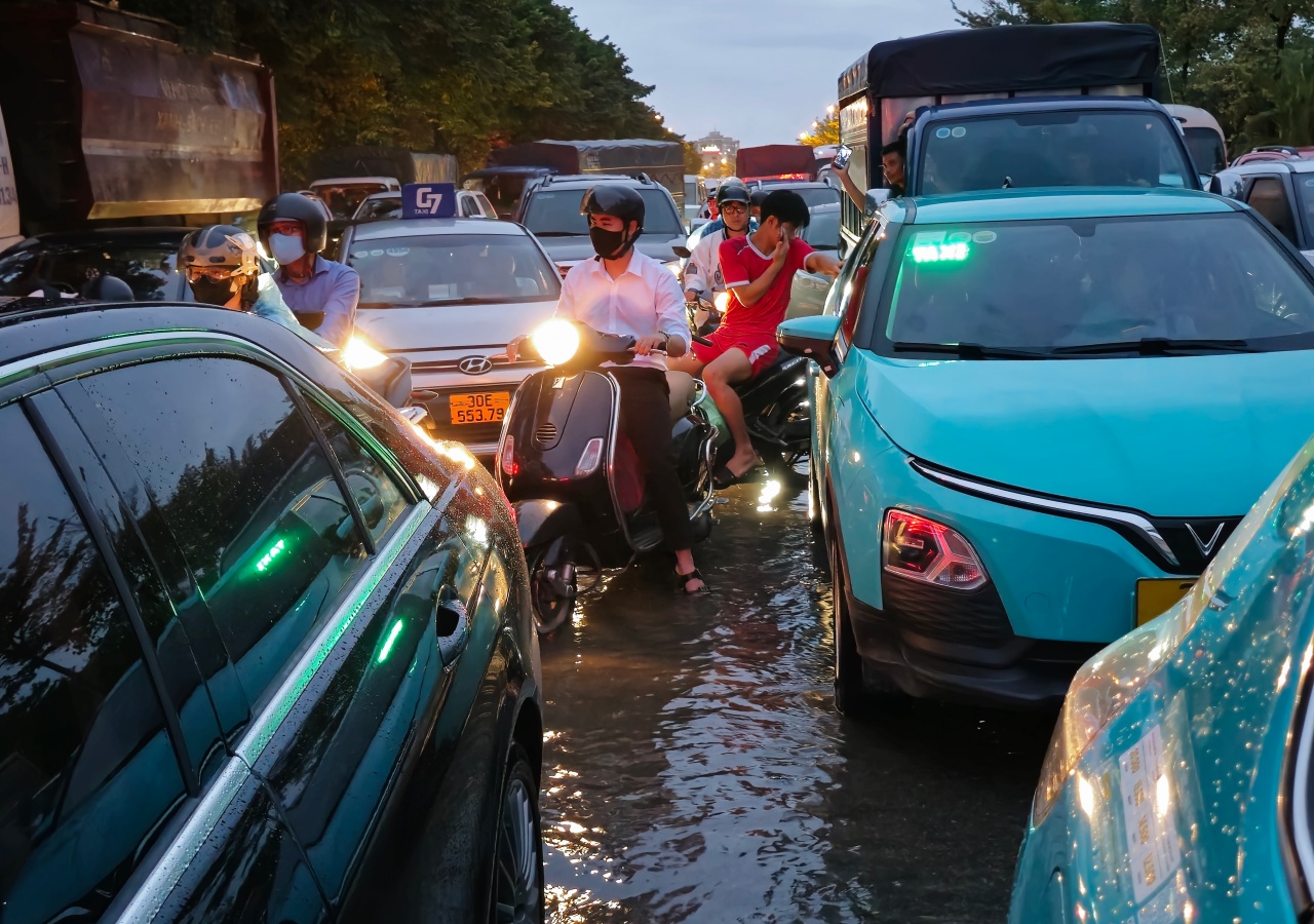 Cầu Vĩnh Tuy ùn tắc dài hàng km, tài xế ô tô "chôn chân" tại chỗ, người dân dắt xe máy len lỏi suốt 2h đồng hồ vẫn chưa về đến nhà- Ảnh 7.