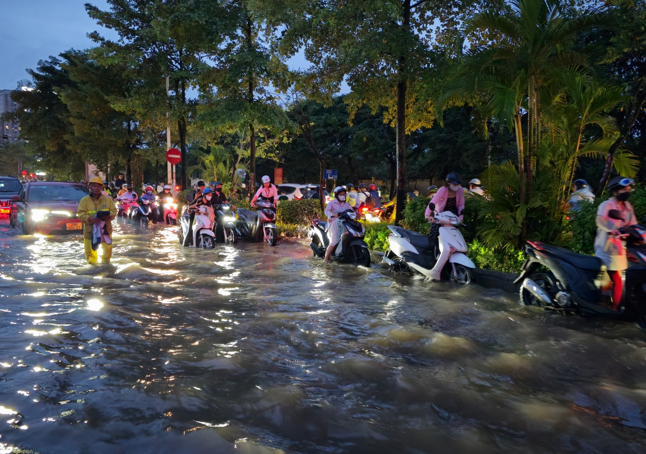 Cầu Vĩnh Tuy ùn tắc dài hàng km, tài xế ô tô "chôn chân" tại chỗ, người dân dắt xe máy len lỏi suốt 2h đồng hồ vẫn chưa về đến nhà- Ảnh 12.