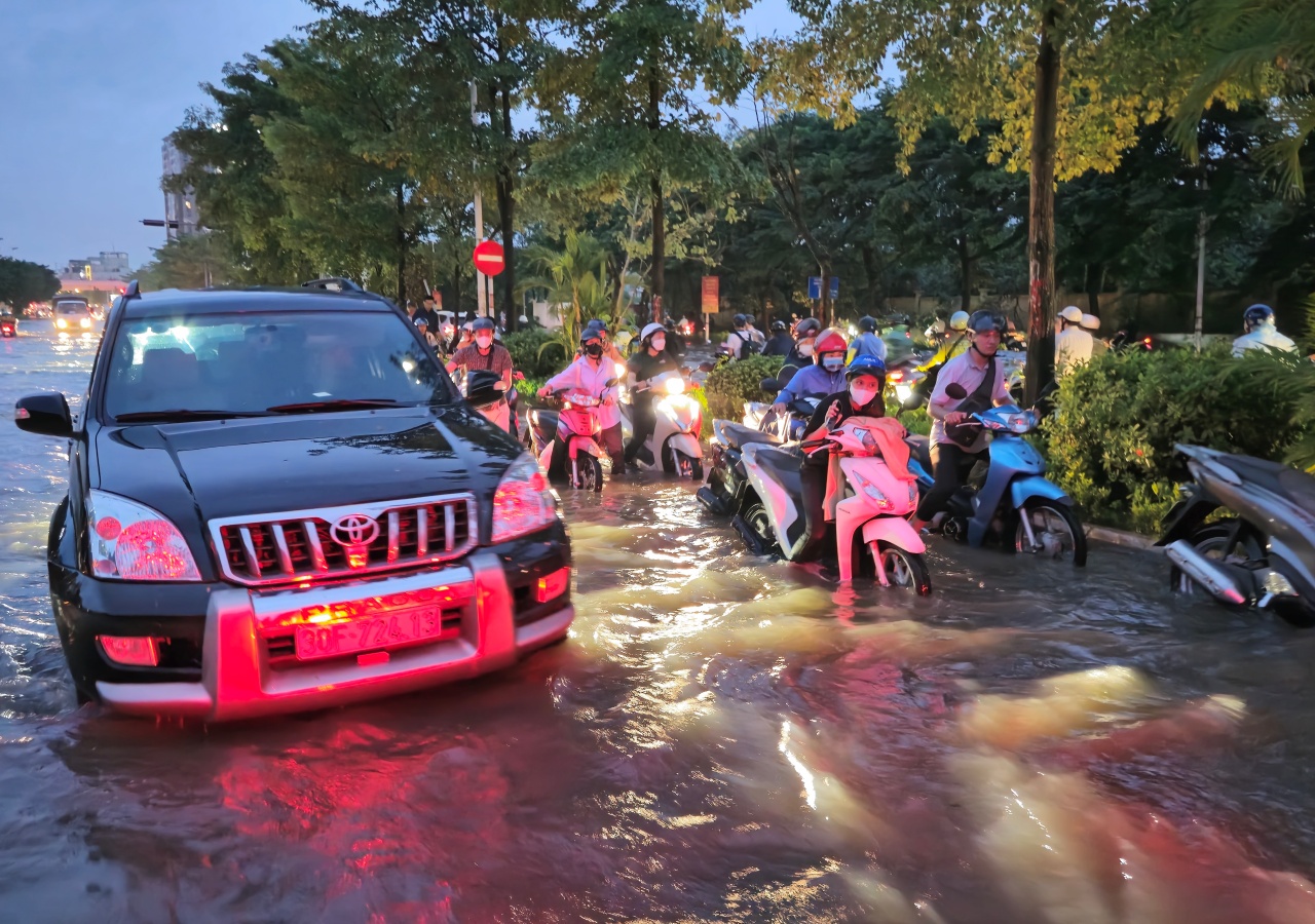 Cầu Vĩnh Tuy ùn tắc dài hàng km, tài xế ô tô "chôn chân" tại chỗ, người dân dắt xe máy len lỏi suốt 2h đồng hồ vẫn chưa về đến nhà- Ảnh 15.