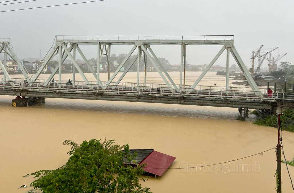 Cấm cầu Đáp Cầu nối Bắc Ninh - Bắc Giang khi lũ vượt báo động 3, rất nguy hiểm- Ảnh 1.