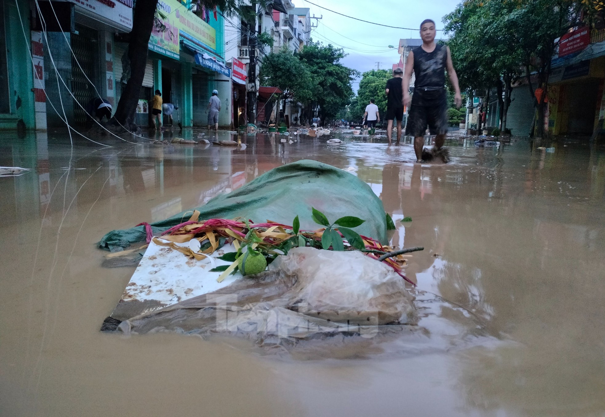 Nước rút, người dân thành phố Yên Bái tất bật dọn dẹp vệ sinh- Ảnh 4.