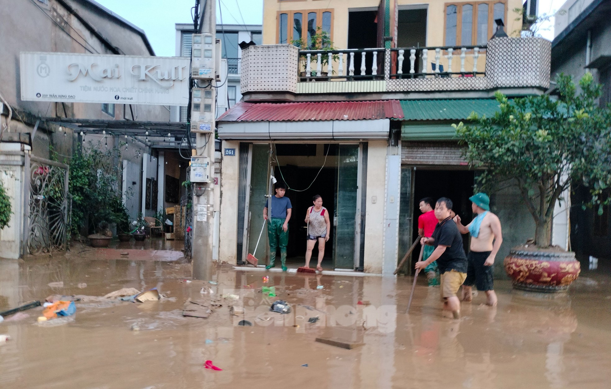 Nước rút, người dân thành phố Yên Bái tất bật dọn dẹp vệ sinh- Ảnh 8.