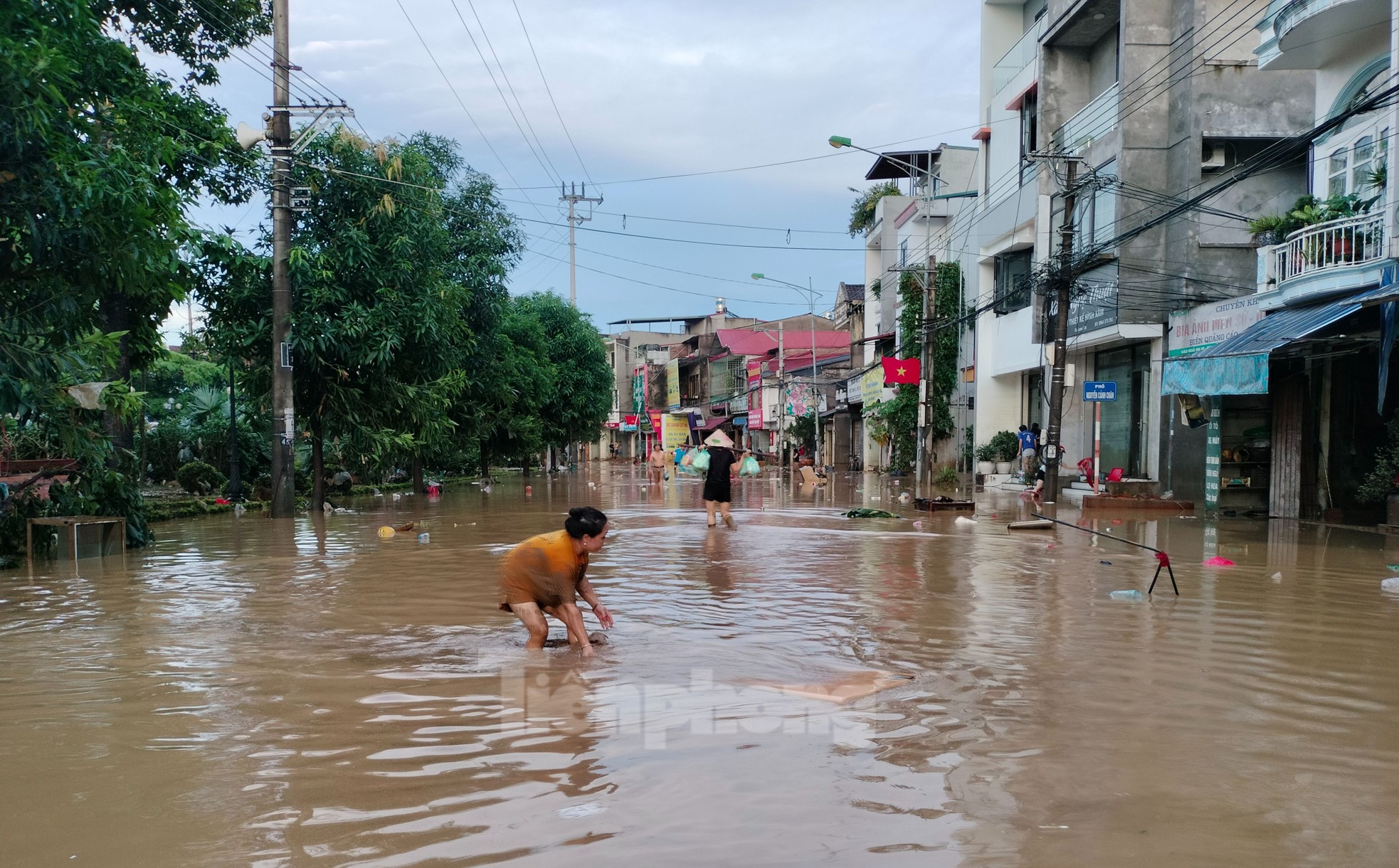 Nước rút, người dân thành phố Yên Bái tất bật dọn dẹp vệ sinh- Ảnh 16.