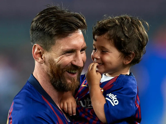 Ngồi trên khán đài, Messi sốc với hành động của quý tử- Ảnh 2.