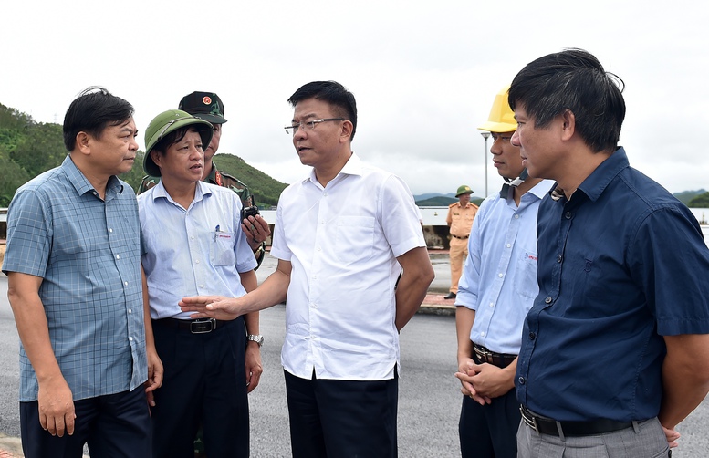 Phó Thủ tướng Lê Thành Long kiểm tra tình hình hồ thủy điện Thác Bà- Ảnh 4.