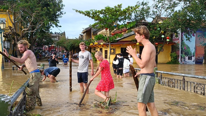 Hành động đẹp của du khách quốc tế sau cơn bão số 3 khiến cộng đồng mạng hết lời khen ngợi- Ảnh 12.