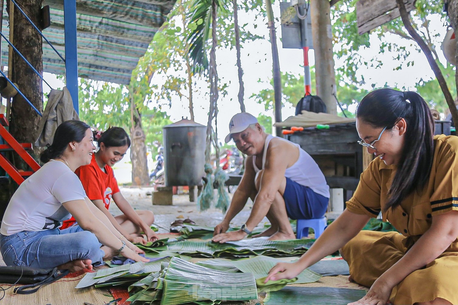 Người dân Đà Nẵng nấu bánh chưng xuyên đêm ủng hộ vùng lũ miền Bắc- Ảnh 1.