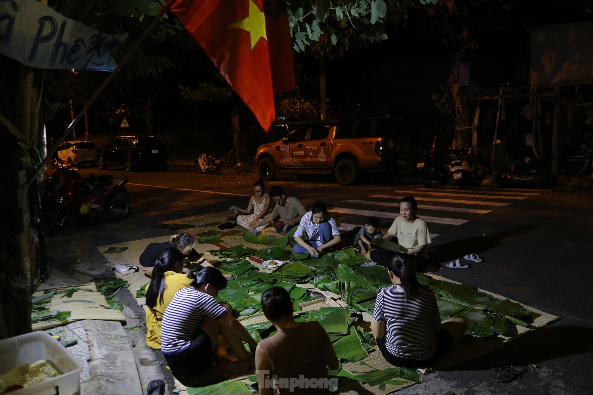 Người dân Đà Nẵng nấu bánh chưng xuyên đêm ủng hộ vùng lũ miền Bắc- Ảnh 5.