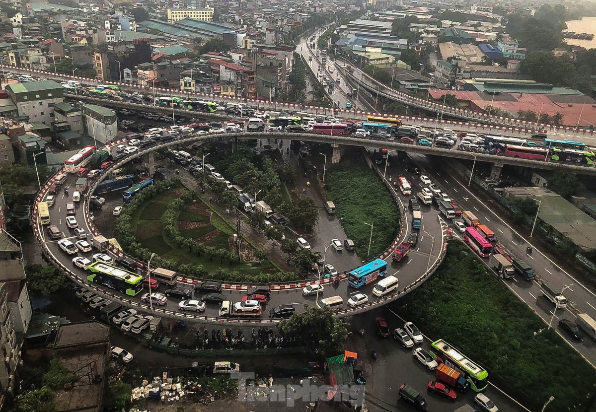 Hà Nội: Cầu Vĩnh Tuy ùn tắc nghiêm trọng trong nhiều giờ- Ảnh 9.