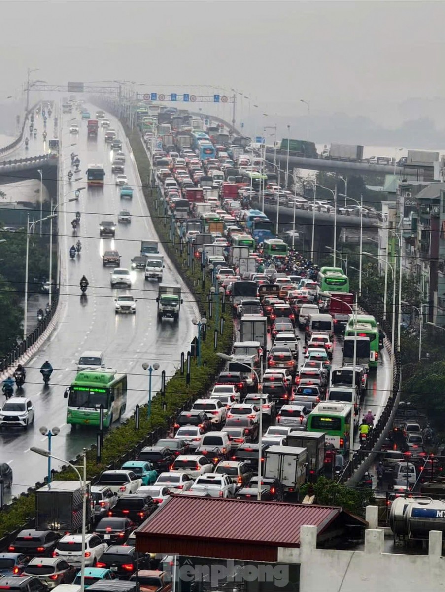 Hà Nội: Cầu Vĩnh Tuy ùn tắc nghiêm trọng trong nhiều giờ- Ảnh 10.