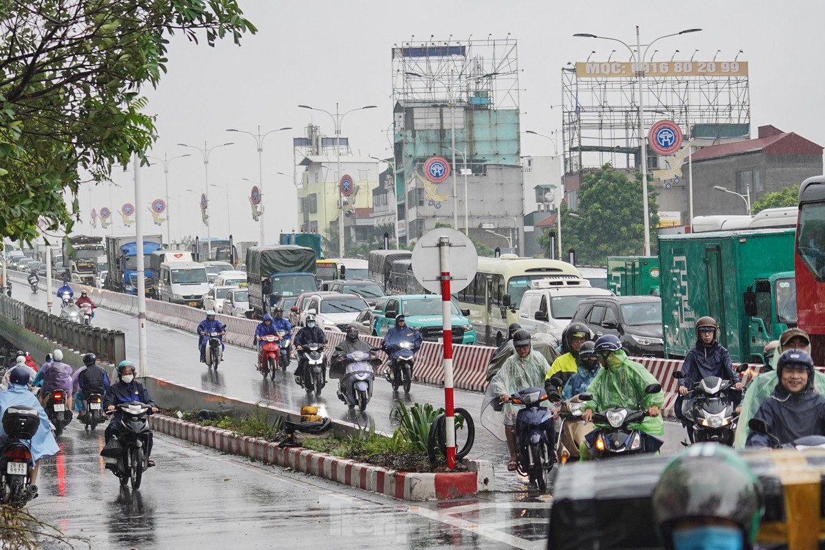 Hà Nội: Cầu Vĩnh Tuy ùn tắc nghiêm trọng trong nhiều giờ- Ảnh 2.