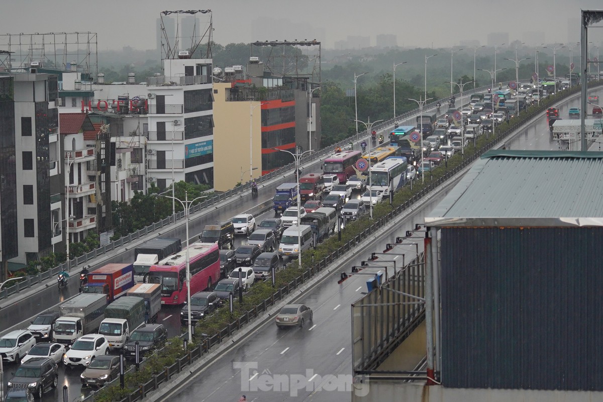 Hà Nội: Cầu Vĩnh Tuy ùn tắc nghiêm trọng trong nhiều giờ- Ảnh 1.